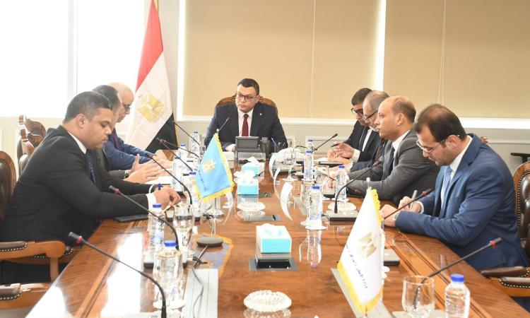 وزير الإسكان يستعرض سبل التعاون مع ممثل شركة استادات للاستثمار الرياضي وزير الإسكان يستعرض سبل التعاون مع ممثل شركة استادات للاستثمار الرياضي