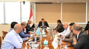 وزير الإسكان يستعرض فرص التعاون مع شركة عالمية في مجال تصنيع الزجاج