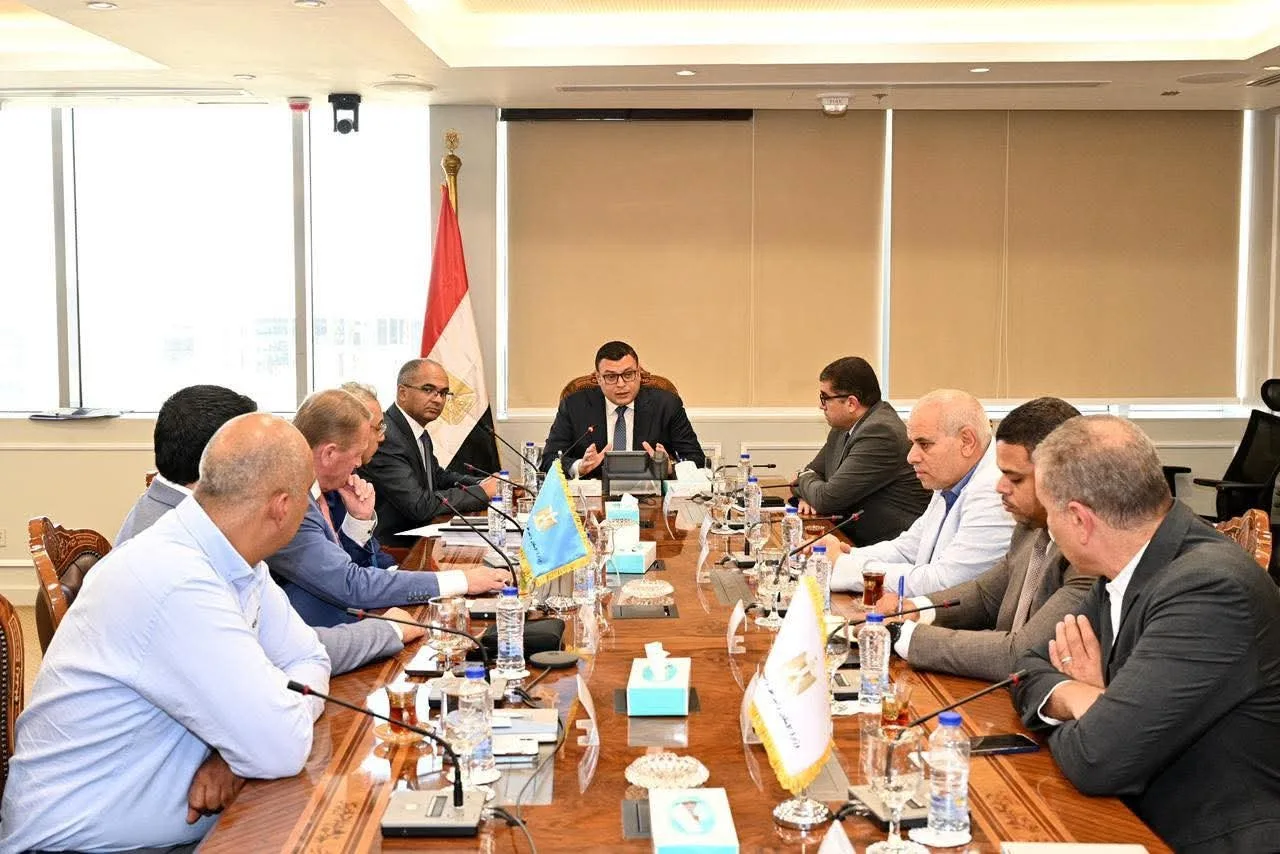 وزير الإسكان يستعرض فرص التعاون مع شركة عالمية في مجال تصنيع الزجاج