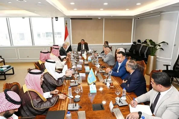وزير الإسكان يستقبل وفداً من وزارتي “الاستثمار” و”البلديات والإسكان” وهيئة المقاولين في السعودية لبحث آفاق التعاون المشترك
