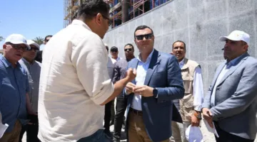 وزير الإسكان يقوم بجولة تفقدية في كومباوند مزارين والحي اللاتيني بمدينة العلمين الجديدة