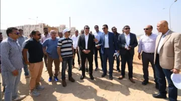 وزير الإسكان يقوم بجولة تفقدية في مدينة العاشر من رمضان لمتابعة الطرق والمشاريع السكنية مثل ديارنا.
