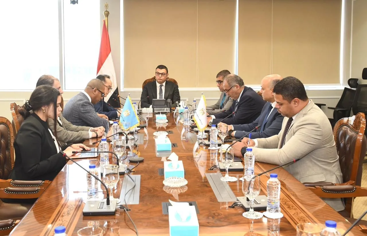 وزير الإسكان يناقش فرص التعاون في تطوير العقارات وتحلية المياه مع شركة “تايتان كابيتال” اليابانية