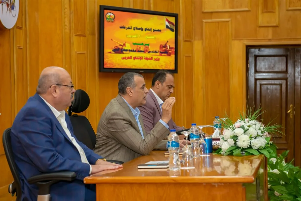 وزير الإنتاج الحربي يراقب عمليات التصنيع العسكري والمدني في مصنع إنتاج وإصلاح المدرعات وزير الإنتاج الحربي يراقب عمليات التصنيع العسكري والمدني في مصنع إنتاج وإصلاح المدرعات