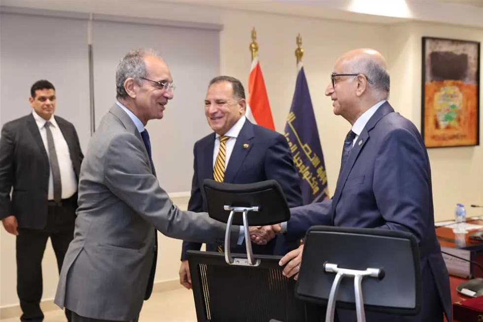 وزير الاتصالات يستقبل مجموعة من حزب الشعب الجمهوري وزير الاتصالات يستقبل مجموعة من حزب الشعب الجمهوري