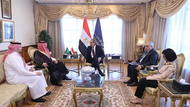 وزير الاتصالات يناقش مع السفير السعودي تعزيز العلاقات بين البلدين. وزير الاتصالات يناقش مع السفير السعودي تعزيز العلاقات بين البلدين.