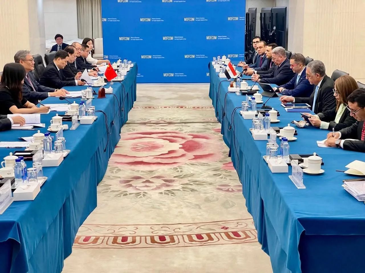 وزير الاستثمار والتجارة الخارجية يجتمع مع نظيره الصيني لاستكشاف سبل تعزيز التعاون الاقتصادي والتجاري بين البلدين. وزير الاستثمار والتجارة الخارجية يجتمع مع نظيره الصيني لاستكشاف سبل تعزيز التعاون الاقتصادي والتجاري بين البلدين.