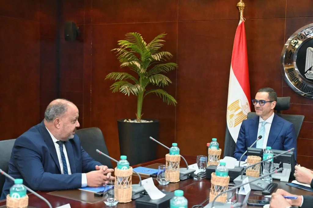 وزير الاستثمار يُصدر توجيهات بتكوين فريق متخصص لدراسة تحسين نظام القطن. وزير الاستثمار يُصدر توجيهات بتكوين فريق متخصص لدراسة تحسين نظام القطن.