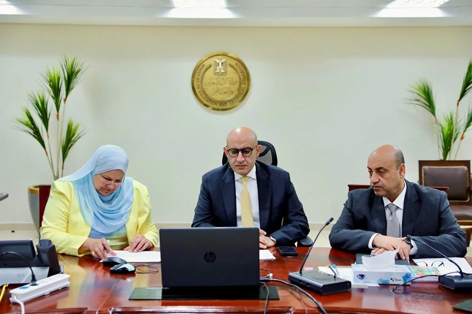 وزير التربية والتعليم يراقب امتحانات الدبلومات الفنية والشهادة الإعدادية من مركز العمليات الرئيسي في الوزارة بالعاصمة الإدارية.