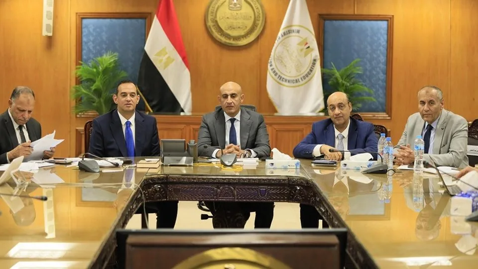وزير التعليم يرصد امتحانات الثانوية العامة عبر غرفة العمليات الرئيسية في الوزارة وزير التعليم يرصد امتحانات الثانوية العامة عبر غرفة العمليات الرئيسية في الوزارة