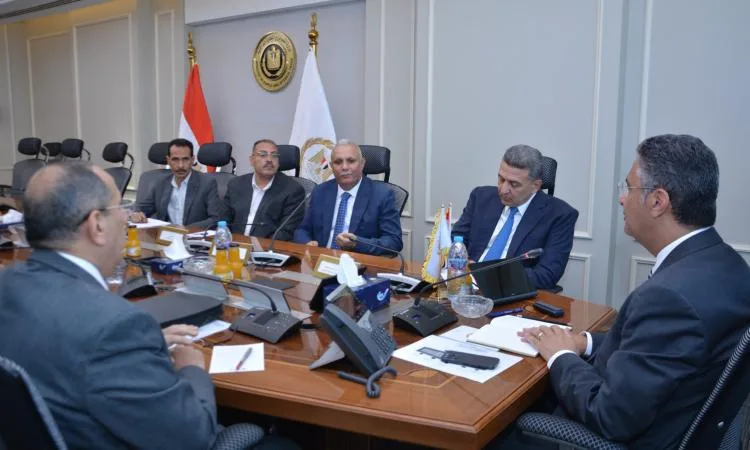 وزير التموين يلتقي بممثلي قطاع المواد الغذائية ونقابة البقالين. وزير التموين يلتقي بممثلي قطاع المواد الغذائية ونقابة البقالين.