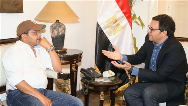 وزير الثقافة يجتمع مع محمد هنيدي لمناقشة تنظيم عروض مسرحية في المحافظات وزير الثقافة يجتمع مع محمد هنيدي لمناقشة تنظيم عروض مسرحية في المحافظات