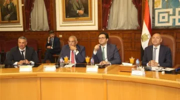وزير الثقافة يناقش مع محافظ القاهرة سبل تعزيز مكانة العاصمة الثقافية وإ revitalization منطقة المسارح بالعتبة.