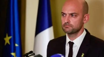 وزير الخارجية الفرنسي: نؤكد على أهمية الحل السلمي للنزاع الفلسطيني الإسرائيلي.