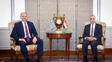 وزير الخارجية والهجرة يلتقي وزير الخارجية اليوناني