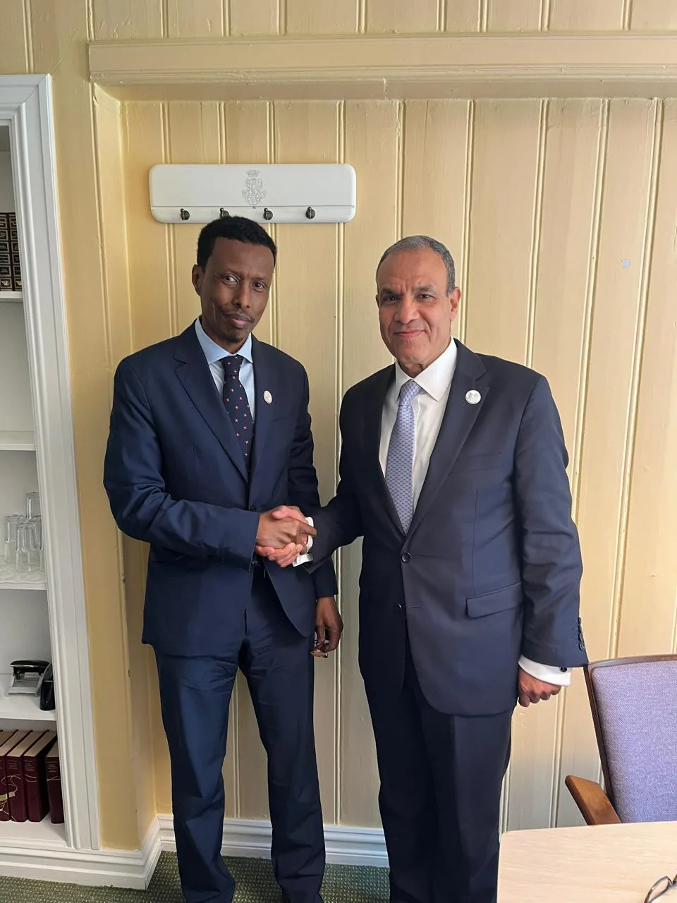وزير الخارجية ومستشار الأمن القومي في الصومال يناقشان تطوير العلاقات بين البلدين وزير الخارجية ومستشار الأمن القومي في الصومال يناقشان تطوير العلاقات بين البلدين