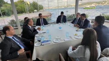 وزير الخارجية يلتقي بعدد من رجال الأعمال الأتراك أثناء زيارته إلى إسطنبول.