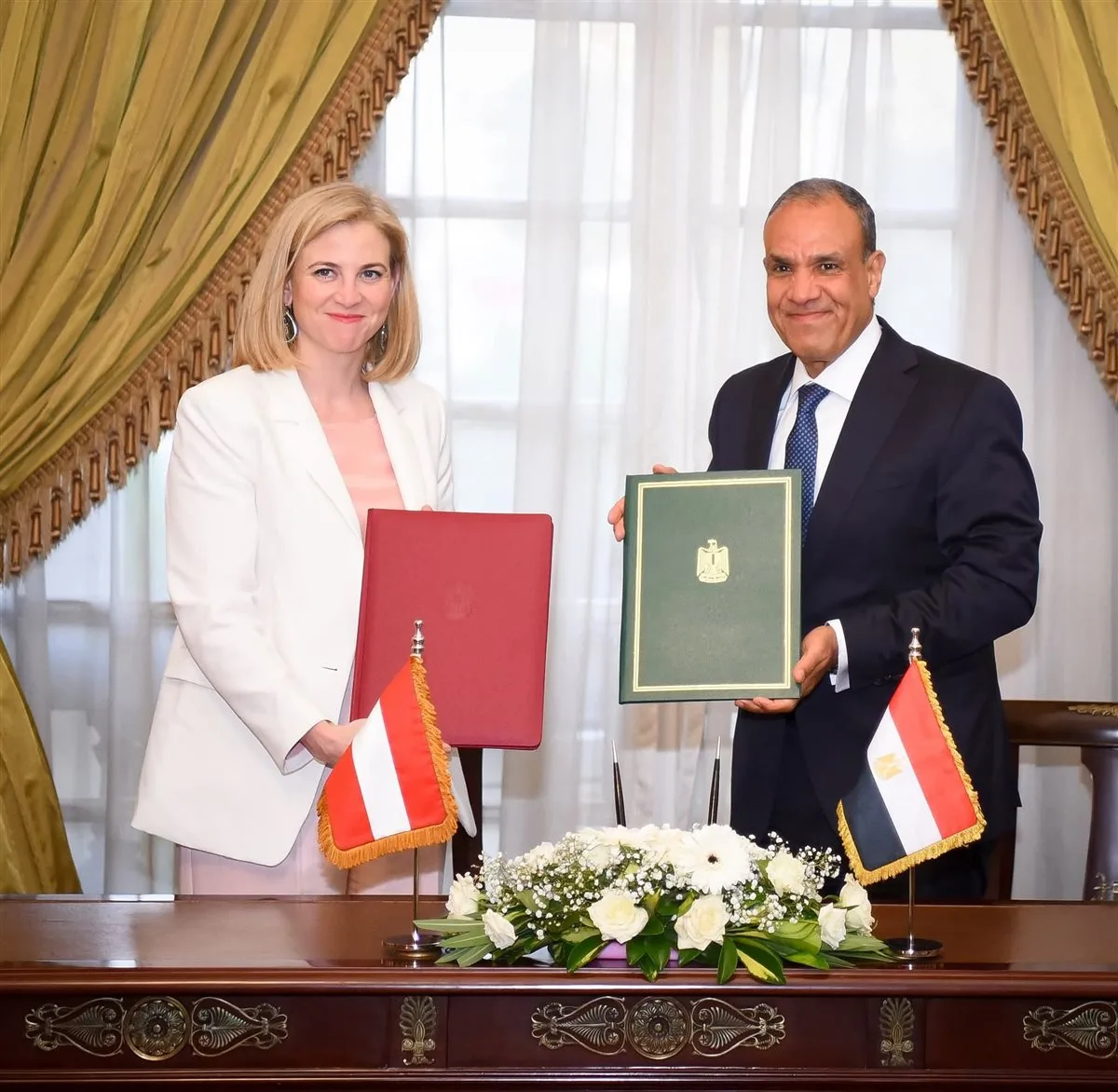 وزير الخارجية يناقش مجموعة من القضايا الإقليمية والدولية مع نظيرته النمساوية