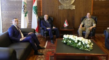 وزير الدفاع يجتمع بقائد الجيش ورئيس الأركان لمناقشة الأوضاع الأمنية المحلية والإقليمية