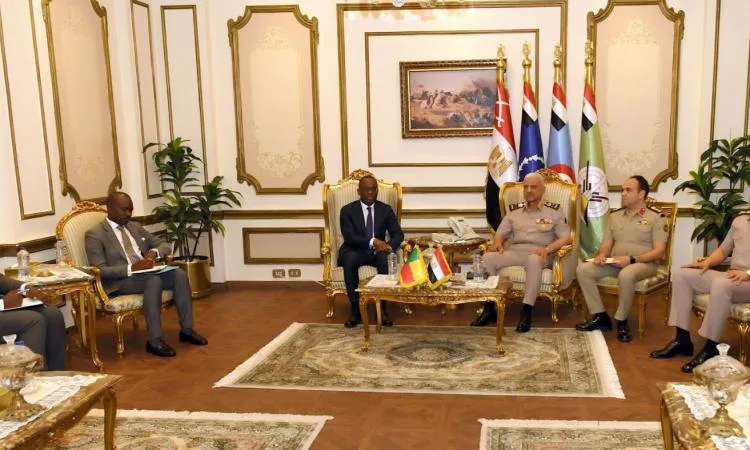 وزير الدفاع يناقش التطورات الإقليمية والدولية مع وزير خارجية بنين وزير الدفاع يناقش التطورات الإقليمية والدولية مع وزير خارجية بنين