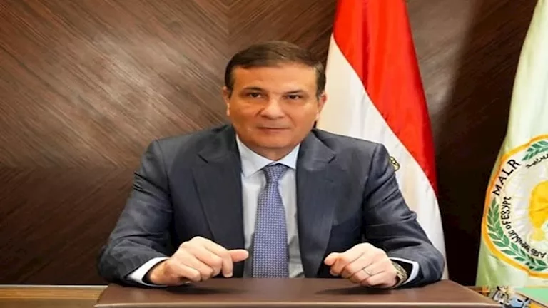 وزير الزراعة يزور مسؤول الأراضي في سوهاج بعد اعتداء عليه خلال حملة الإزالة