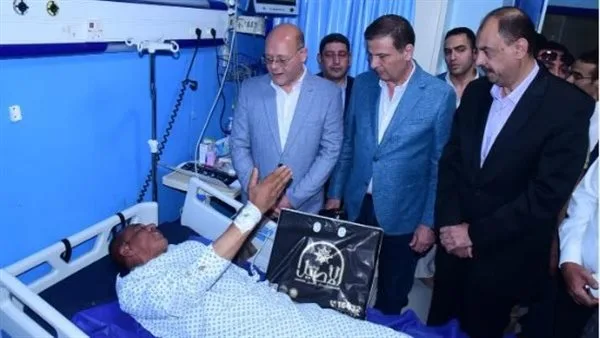 وزير الزراعة يقوم بزيارة موظف بالمستشفى تعرض للاعتداء خلال تنفيذ قرار الإزالة في سوهاج.
