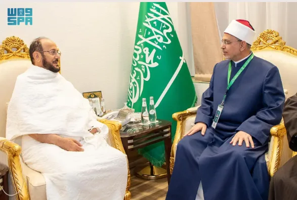وزير الشؤون الإسلامية يلتقي برئيس جامعة الأزهر وعميد كلية الدراسات الإسلامية في مشعر منى وزير الشؤون الإسلامية يلتقي برئيس جامعة الأزهر وعميد كلية الدراسات الإسلامية في مشعر منى