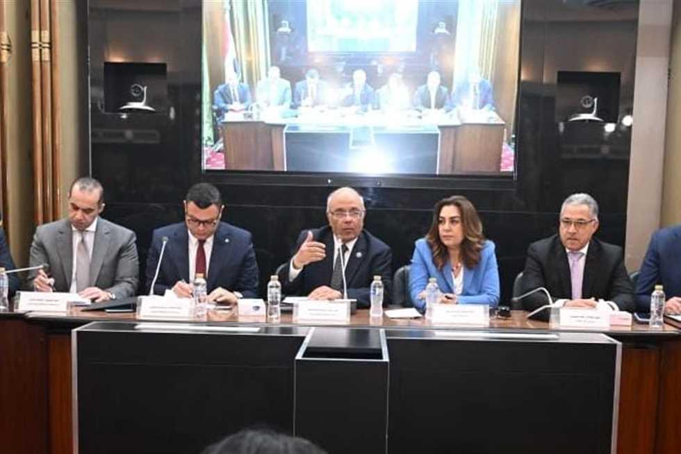 وزير الشؤون النيابية: الحكومة لن تترك أحدًا في الشارع بسبب «الإيجار القديم» وستوفر مساكن للمواطنين. وزير الشؤون النيابية: الحكومة لن تترك أحدًا في الشارع بسبب «الإيجار القديم» وستوفر مساكن للمواطنين.