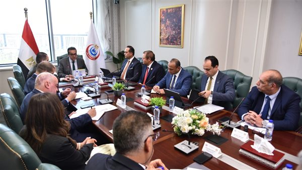 وزير الصحة يجتمع لمتابعة تنفيذ نظام التأمين الصحي الشامل. وزير الصحة يجتمع لمتابعة تنفيذ نظام التأمين الصحي الشامل.