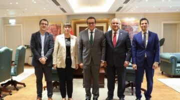 وزير الصحة يناقش الخطط المستقبلية مع المنسق المقيم للأمم المتحدة والمدير الإقليمي لمنظمة (الفاو)