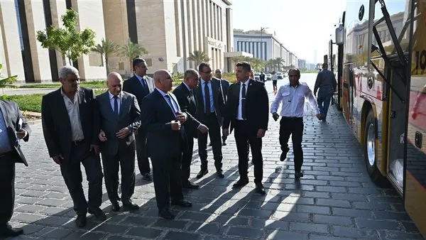 وزير الصناعة والنقل يزور 20 حافلة مرسيدس تم تصنيعها محليًا في الشركة المصرية لصناعة وسائل النقل MCV. وزير الصناعة والنقل يزور 20 حافلة مرسيدس تم تصنيعها محليًا في الشركة المصرية لصناعة وسائل النقل MCV.