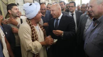 وزير الصناعة والنقل يقوم بجولة تفقدية في محطة رمسيس ويشدد على أهمية تنفيذ مبدأ الثواب والعقاب