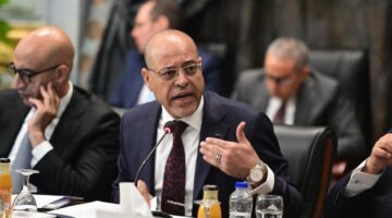 وزير العمل يأمر بالتحقيق في حادث سقوط مدخنة مصنع الطوب في الصف