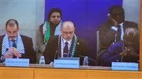 وزير العمل يرتدي الكوفية الفلسطينية خلال المؤتمر الدولي للتضامن