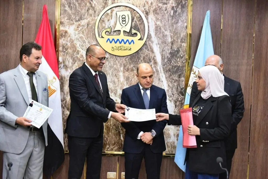 وزير العمل يوزع 15 عقد عمل جديد للأشخاص ذوي الاحتياجات الخاصة في كفر الشيخ وزير العمل يوزع 15 عقد عمل جديد للأشخاص ذوي الاحتياجات الخاصة في كفر الشيخ