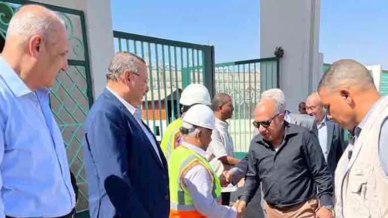 وزير الكهرباء يزور محطة السد العالي ويعلن عن بدء تشغيل أول محول جديد.