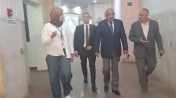 وزير الكهرباء يزور مستشفى الكهرباء في منطقة ألماظة ويتحدث مع الموظفين والمرضى