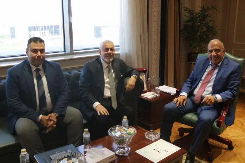 وزير الكهرباء يناقش تعزيز التعاون في الطاقة المتجددة مع شركة إيما باور الإماراتية وزير الكهرباء يناقش تعزيز التعاون في الطاقة المتجددة مع شركة إيما باور الإماراتية