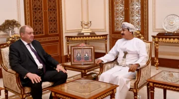وزير المكتب السلطاني يلتقي السفير الروسي المعتمد في سلطنة عمان