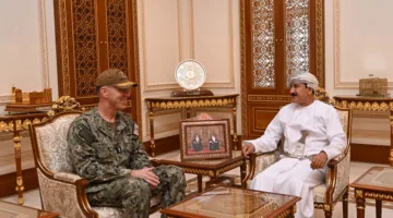 وزير المكتب السلطاني يلتقي قائد القيادة المركزية للقوات البحرية الأمريكية