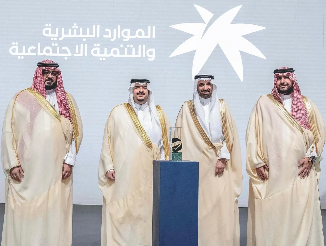 وزير الموارد البشرية يحصل على جائزة الملك عبدالعزيز للجودة في فئة المتميزين الذهبيين وزير الموارد البشرية يحصل على جائزة الملك عبدالعزيز للجودة في فئة المتميزين الذهبيين
