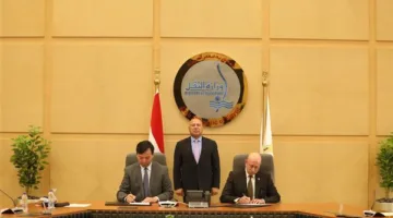 وزير النقل يشهد إبرام عقد لبناء سفينتين عملاقتين للشحن الجاف