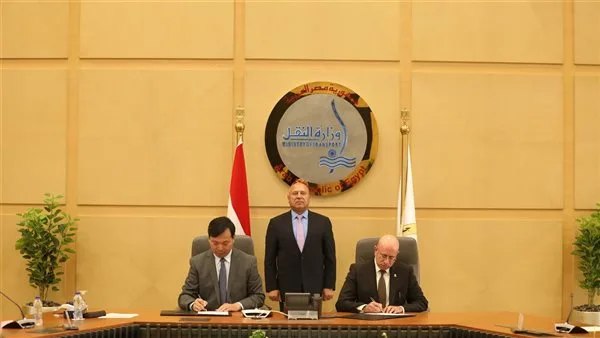 وزير النقل يشهد إبرام عقد لبناء سفينتين عملاقتين للشحن الجاف وزير النقل يشهد إبرام عقد لبناء سفينتين عملاقتين للشحن الجاف