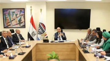 وزير قطاع الأعمال يلتقي برؤساء الشركات القابضة لمناقشة تحديث المشاريع وتعزيز الشراكات والاستثمار