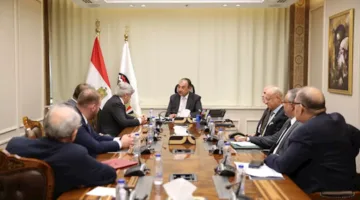 وزير قطاع الأعمال يناقش مستجدات مشروع حمض النيتريك