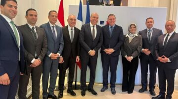 وزيرا الطيران والنقل الفرنسيان يوقعان مذكرة تفاهم لتعزيز التعاون في مجالات الطيران المدني المتنوعة.
