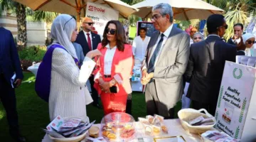 وزيرة التنمية المحلية تراجع معارض “أيادي مصر” و”خريجات منحة AUC SHE Can”