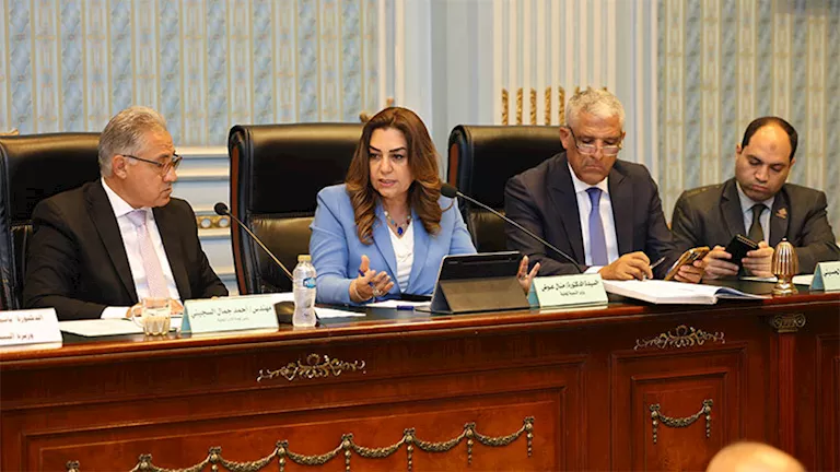 وزيرة التنمية المحلية تقدم عرضاً حول جهود تطبيق نظام شامل لإدارة المخالفات