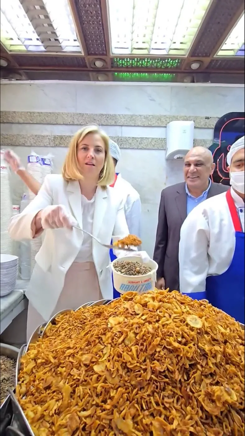 وزيرة خارجية النمسا تتفقد كشري أبو طارق في وسط القاهرة بعد مستشار ترامب (صور)