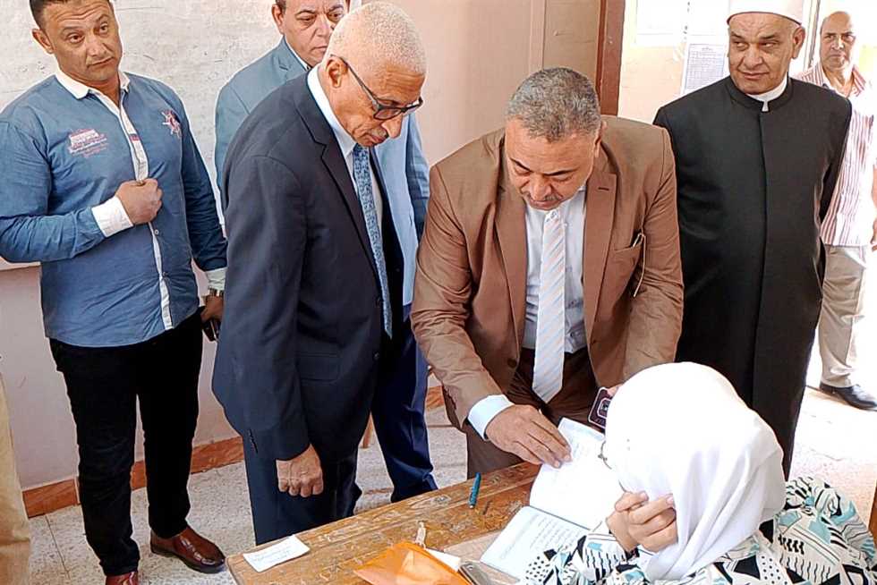 وسط تدابير مشددة، طلاب الثانوية الأزهرية يقدمون اختبار “الفقه” وسط تدابير مشددة، طلاب الثانوية الأزهرية يقدمون اختبار “الفقه”